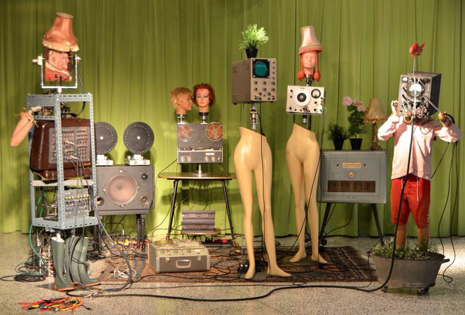 Peter Keene, concert of robots mannequins, synthesizers, VCF vintage.