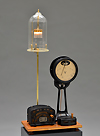 sculpture lumière, ampèremètre, voltmètre, diode, cloche en verre - Peter Keene